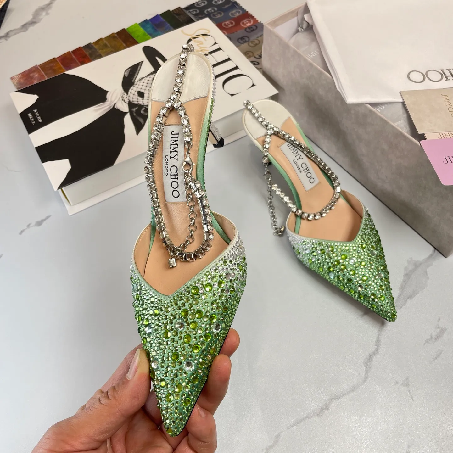 👟👟Ex-factory price 680👟👟 Jimmy Choo/Jimmy Choo classic diamond chain pointed toe crystal high-heeled sandals. Excellent crystal shoes, so beautiful that you can't take your eyes away. The shape of the shoes is very delicate, not too narrow and long. The internal space is sufficient, allowing the toes to relax enough. The rhinestones outline a charming arc on the instep, which is simply beautiful. It has a 360-degree surrounding fairy atmosphere, gorgeous but not exaggerated! ! The fabric is made of imported silk, with imported sheepskin lining. Customized A-grade Italian genuine leather sole. Heel height: 6.5 or 8.5. Size: 35-40 (41, 42, 43 customized, non-refundable)